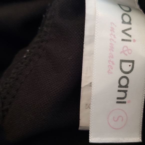 Davi & Dani Black Floral One-piece Swimsuit - Picture 4 of 5